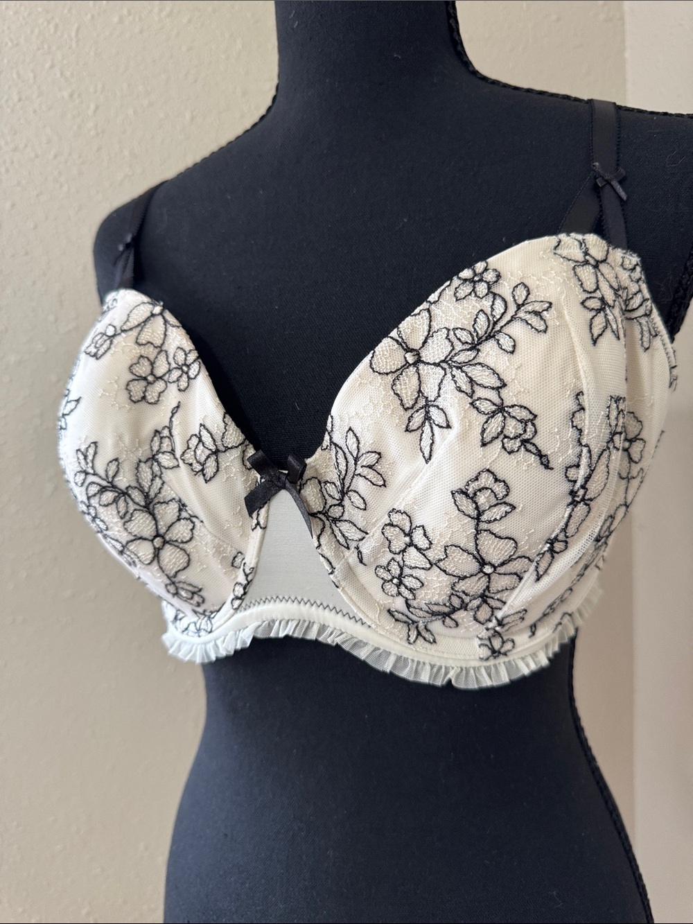 Victoria's Secret Black & White Floral Lace Underwire Bra